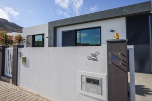 Property grounds - Quality villa, easy distance to beach|Vila Diana (Cabeco Da Ponta)
