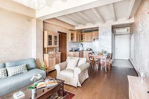 Living room - Warda C11 Apartment by Wonderful Italy (Desenzano del Garda)