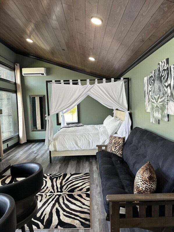 1 bedroom, free WiFi, bed sheets - Big Cat Bungalows at The Haven - Tiger 1 (Chittenango)