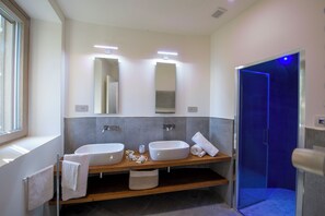 Douche, sèche-cheveux, bidet, serviettes fournies