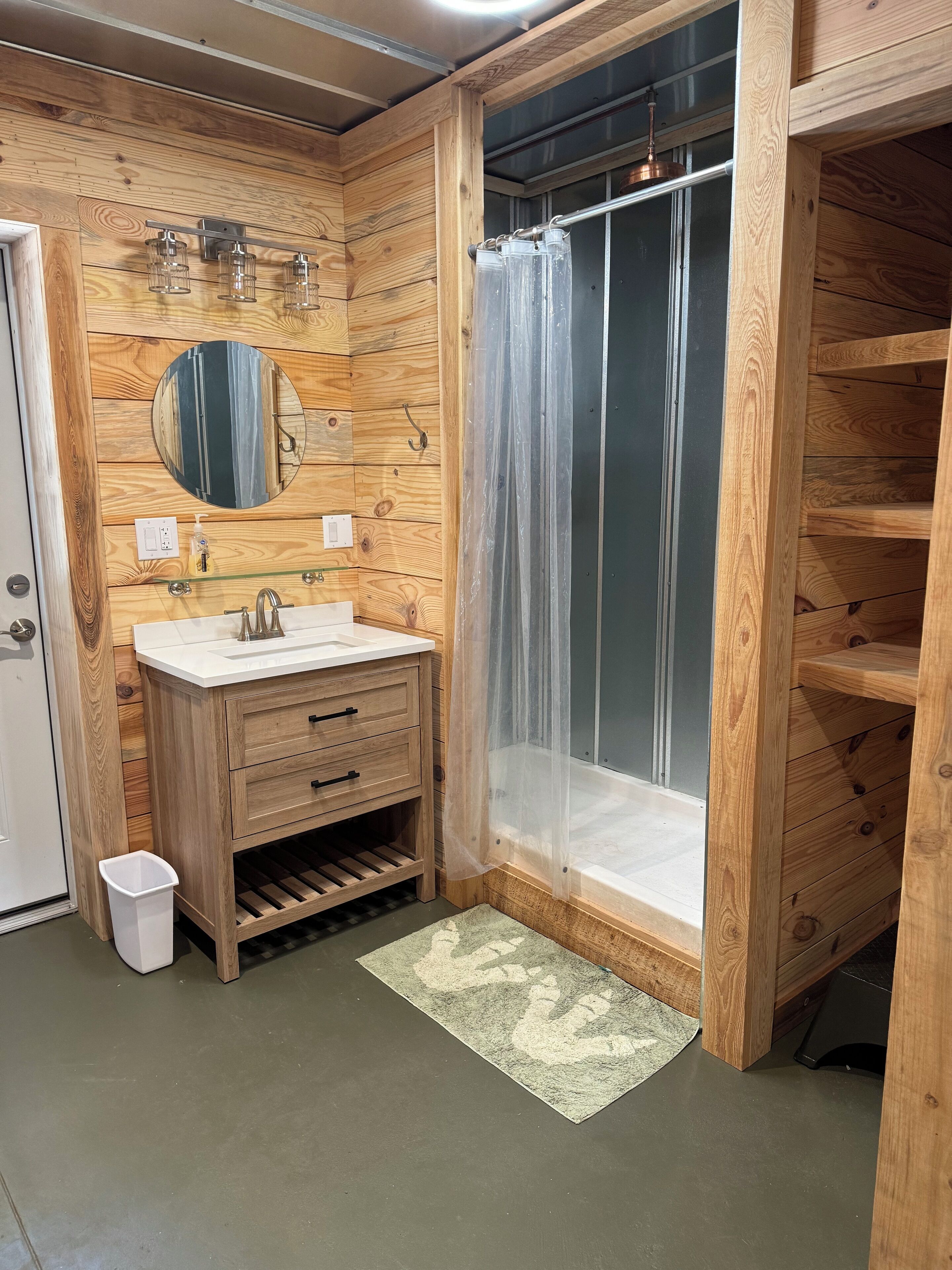 Regadera, secadora de cabello, toallas, papel de baño 