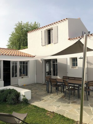 Outdoor dining - New house with garden in port Joinville (L'Île-d'Yeu)