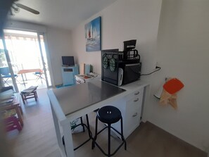 Fridge, microwave, oven, stovetop - Appartement T2 de 38m2, 4 Personnes, 200m de la Plage et des Commerces (La Londe-les-Maures)