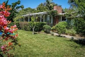 Exterior - Montecito bungalow near beach, hiking, coffee, dining.  Stunning mountain view. (Montecito)