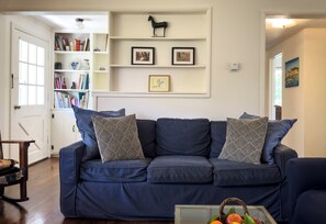 TV, fireplace, stereo - Montecito bungalow near beach, hiking, coffee, dining.  Stunning mountain view. (Montecito)