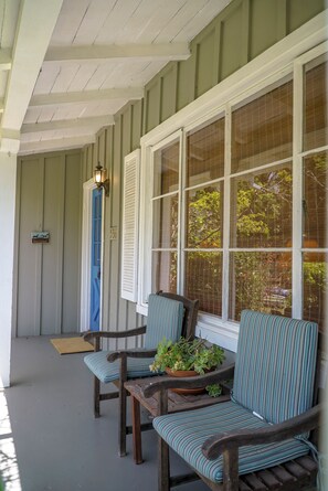 Exterior detail - Montecito bungalow near beach, hiking, coffee, dining.  Stunning mountain view. (Montecito)