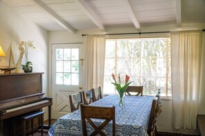 Dining - Montecito bungalow near beach, hiking, coffee, dining.  Stunning mountain view. (Montecito)