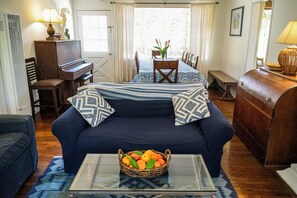 TV, fireplace, stereo - Montecito bungalow near beach, hiking, coffee, dining.  Stunning mountain view. (Montecito)