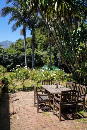 Outdoor dining - Montecito bungalow near beach, hiking, coffee, dining.  Stunning mountain view. (Montecito)