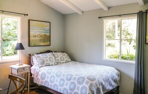 2 bedrooms, desk, iron/ironing board, free WiFi - Montecito bungalow near beach, hiking, coffee, dining.  Stunning mountain view. (Montecito)