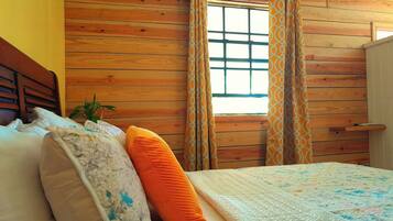 Estudio básico, vistas a la montaña | Tabla de planchar con plancha, wifi gratis, ropa de cama