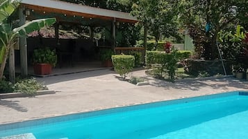 Una piscina al aire libre