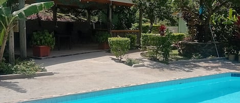 Una piscina al aire libre