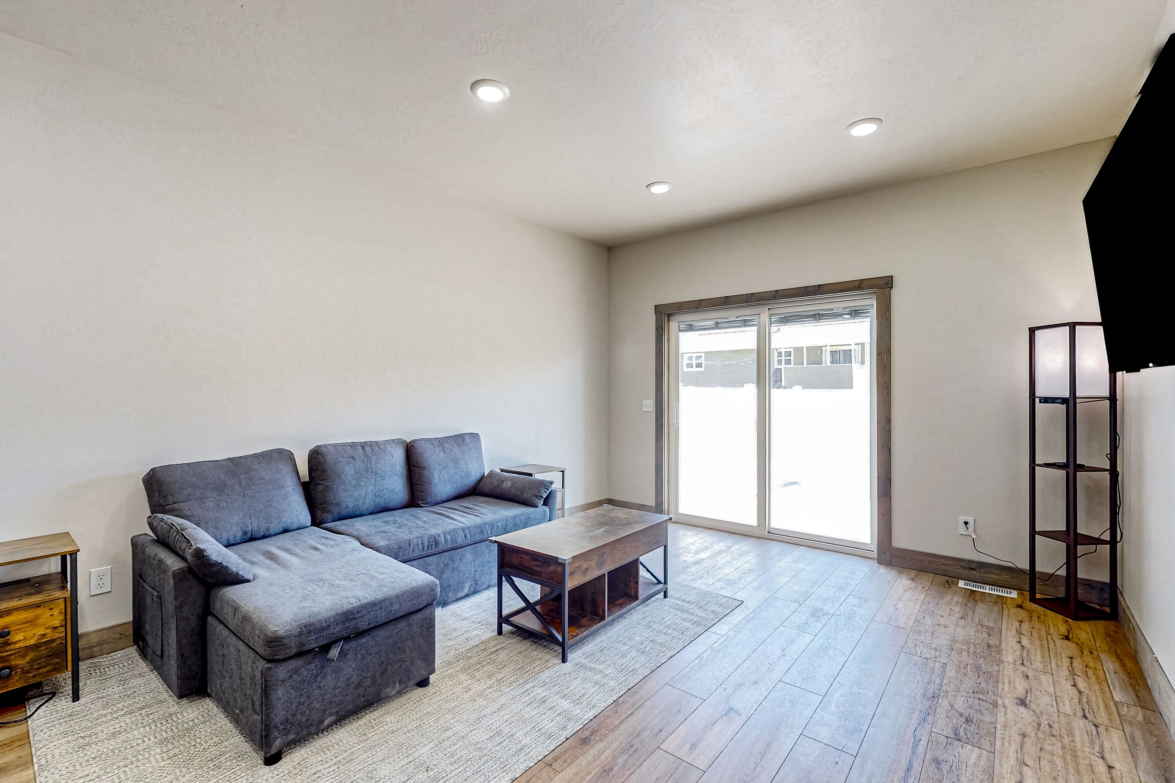 Modern dog-friendly townhouse with washer/dryer, WiFi, and patio