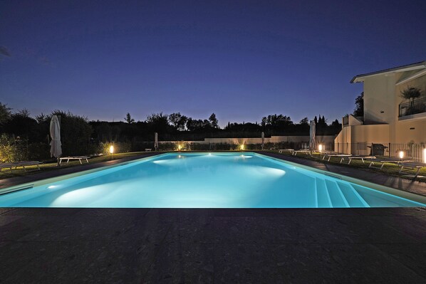 Hồ bơi ngoài trời phục vụ theo mùa 