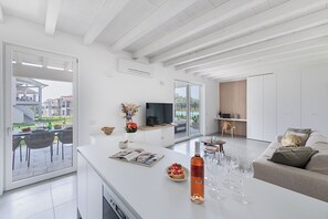 Căn hộ, quang cảnh hồ bơi | Khu phòng khách | TV 35-inch có truyền hình kỹ thuật số 