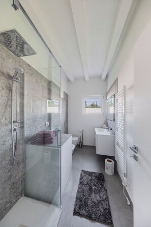 Căn hộ, quang cảnh hồ bơi | Phòng tắm | Chậu vệ sinh/vòi rửa 