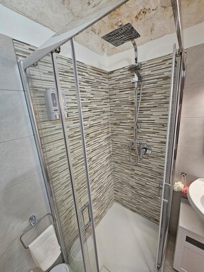 Douche, sèche-cheveux, bidet, serviettes fournies