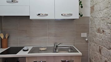 Fridge, oven, electric kettle, coffee grinder