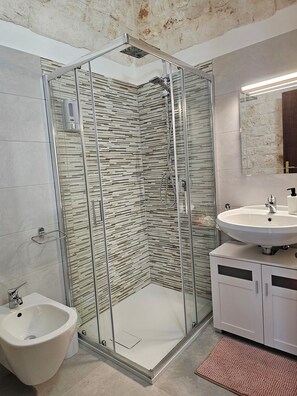 Dusche, Haartrockner, Bidet, Handtücher