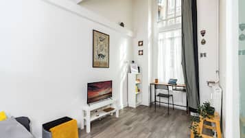 Leilighet | Oppholdsområde | En 35-tommers Flatskjerm-TV med digitale kanaler