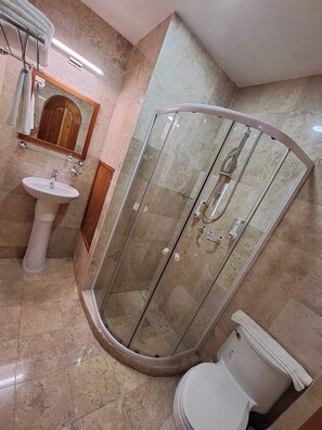 Shower, free toiletries, hair dryer, towels - Cancun International by ZEIVA (Cancun)