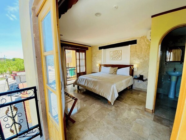 Superior-Zimmer | Zimmersafe, Schreibtisch, laptopgeeigneter Arbeitsplatz