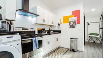 Køleskab, mikrobølgeovn, ovn, kogeplade