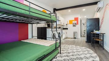 Escritorio, tabla de planchar con plancha, wifi gratis y ropa de cama