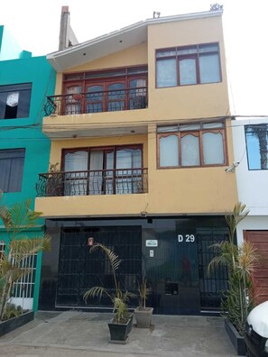 Exterior - Mochileros (Callao)