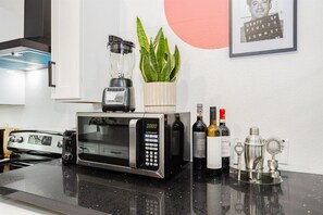Réfrigérateur, four à micro-ondes, un four, surface de cuisson