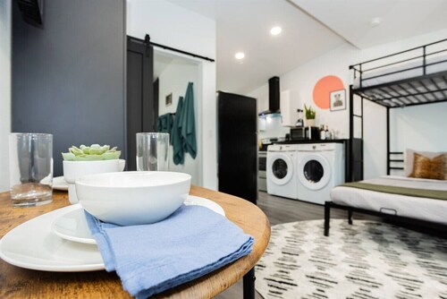 Vegas Strip Hideaway: Strat View | BBQ + Lounge