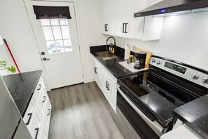 Réfrigérateur, four à micro-ondes, un four, surface de cuisson