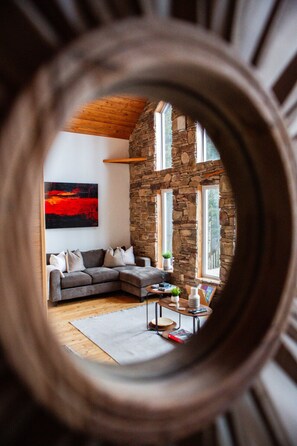 TV, caminetto, libri