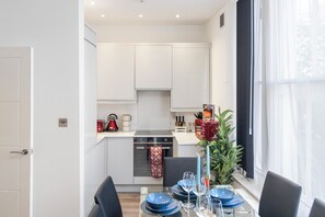 Fridge, microwave, oven, cookware/dishes/utensils - Central London's Cosy Gem (London)