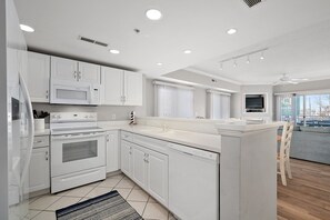 Kühlschrank, Mikrowelle, Herdplatte, Geschirrspüler