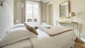 4 bedrooms, iron/ironing board, free WiFi, bed sheets - YOUR PARISIAN ESCAPE AWAITS, STEPS AWAY FROM OPERA & MADELEINE -RUE DE L'ISLY (Paris)