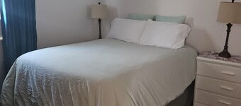 Cottage near the beach, downtown Buffalo, Niagara Falls and Highmark Stadium