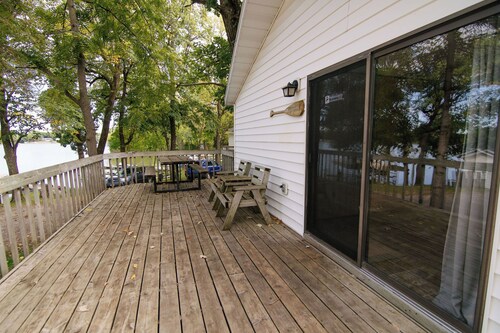 Paradise, a 3BR lakefront cabin near the beach at Riverside Resort