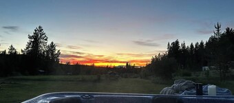 Luxurious private Atlin retreat w/hot tub under the stars, BBQ and fire pit!!