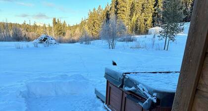 Luxurious private Atlin retreat w/hot tub under the stars, BBQ and fire pit!!