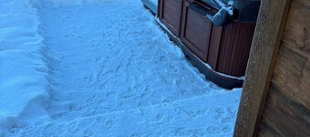 Luxurious private Atlin retreat w/hot tub under the stars, BBQ and fire pit!!