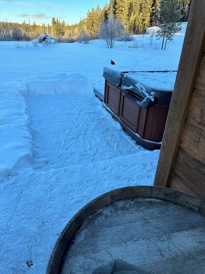 Luxurious private Atlin retreat w/hot tub under the stars, BBQ and fire pit!!