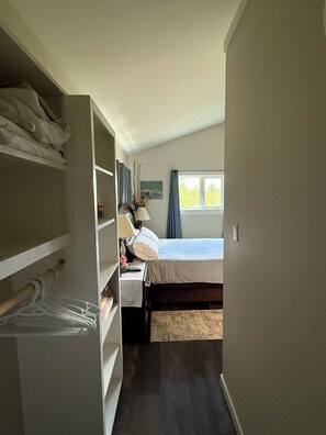 Tabla de planchar con plancha, wifi y ropa de cama 