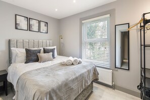 3 habitaciones, tabla de planchar con plancha, wifi y ropa de cama 