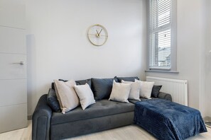 TV - Wembley Luxury 3 Bedroom (London)