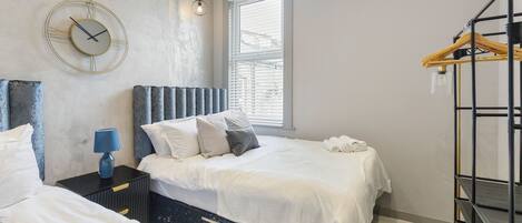 3 bedrooms, iron/ironing board, WiFi, bed sheets