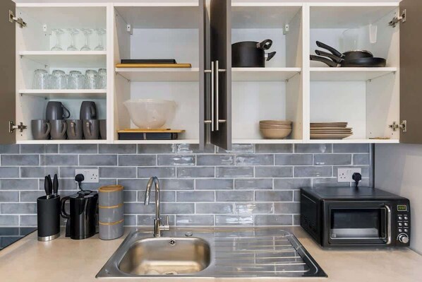 Fridge, microwave, oven, toaster - Bright London Apartment with Central Heating (London)