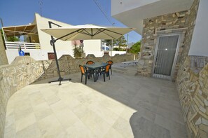 Outdoor dining - Villa Lara (Torre Pali)