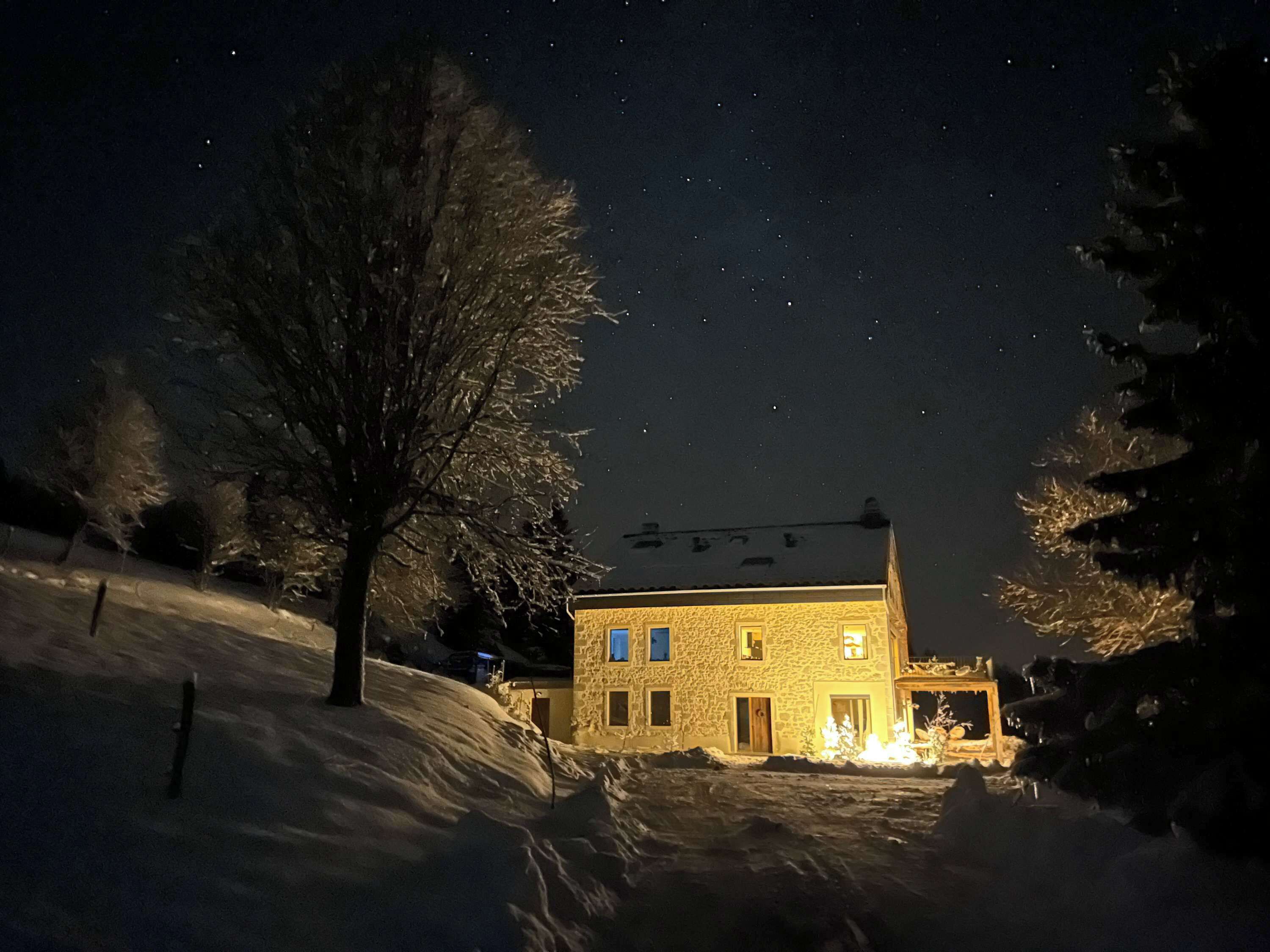 Vue extérieure de la bâtisse   -  Gite REFUGE 6 personnes -  Station des Rousses
